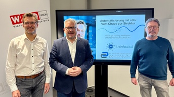 drei Personen stehend