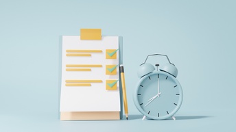 Grafik mit Clipboard samt Checkpunkten, daneben Wecker auf blauem Hintergrund