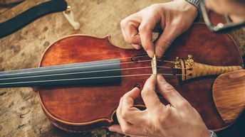 Eine Geige, die repariert wird