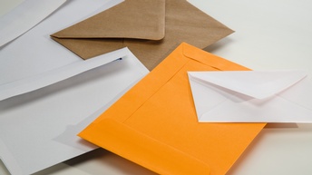 Mehrere verschiedenfarbige Kuverts übereinander liegend