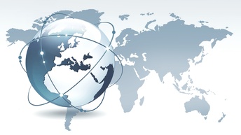 Illustration der Weltkugel mit Linien, die darum laufen, im Hintergrund Weltkarte