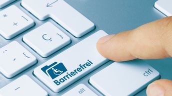 Finger drückt auf deine Taste einer Tastatur mit Aufschrift barrierefrei und Icon einer Person im Rollstuhl mit einem Ordner