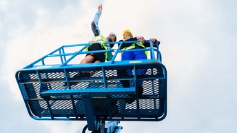 Bauarbeiter auf einer hydraulischen Hebebühne