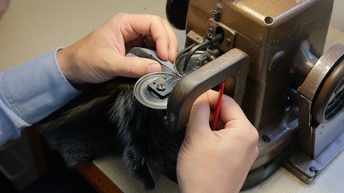 Kürschner bei der Pelzherstellung