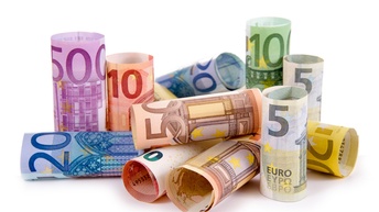 Rollen von Euro Geldscheinen wahllos arrangiert