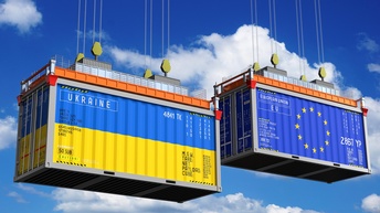 Zwei Container - einer trägt die Flagge der EU, der andere die Flagge der Ukraine