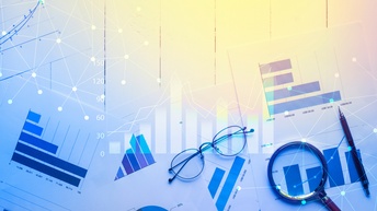 Dokumente mit statistischen Abbildungen, darauf liegend Brille, Lupe und Kugelschreiber, darüberliegend Overlay leuchtender Linien, die in Punkten zusammenlaufen