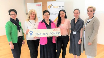 Eine Gruppe Frauen im Freien