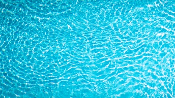 Blick auf das Wasser in einem Swimmingpool