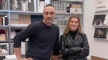 Eva Blsakova und Parsa Khalili gemeinsam in einem Büro