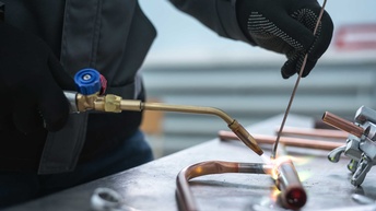 Installateur beim Hartlöten