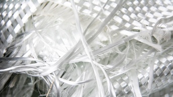 weiße Glasfasertextilie, halb gewebt, halb aufgelöst