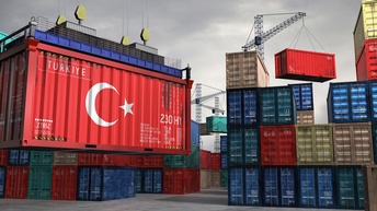 Containerhafen - ein Container trägt die türkische Flagge
