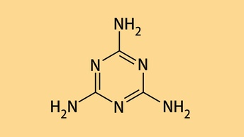 Chemische Strukturformel von Melamin auf orangenem Hintergrund