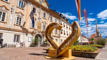 St. Veit an der Glan Innenstadt Herz-Skulptur vor Rathaus  