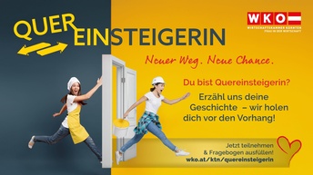 Zwei Frauen, die durch eine Tür rennen.