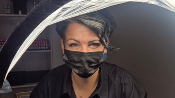 Eine Frau mit einem Mundschutz.