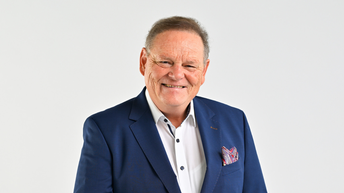 Mann in dunkelblauem Anzug