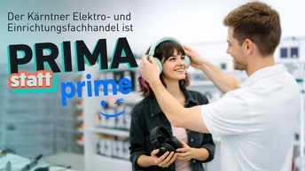 Mann setzt Frau  türkisfarbene Over-ear-Kopfhörer auf, daneben Text 