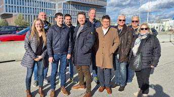 Gruppe von Personen auf einem Parkplatz