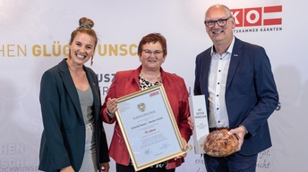 Nika Basic mit der 70-Jahr-Jubilarin Gunthilde Astner-Fröse samt Urkunde und Hanns Stattmann. 