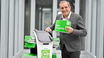 WIFI Kärnten-Geschäftsführer Andreas Görgei mit dem neuen Kursbuch