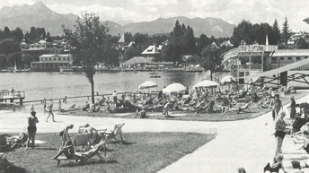 Strandbad Velden mit Schloss im Hintergrund