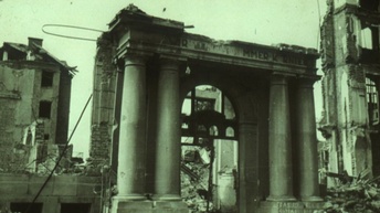 Zerstörtes Gebäude der Handelskammer 1945