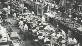 Fabrikshalle mit Arbeitern