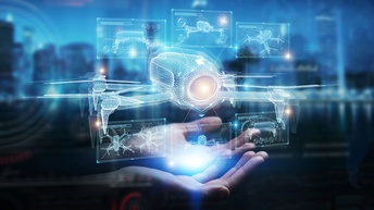 Über den nach oben geöffneten Handflächen einer Person ist das Modell einer Drohne abgebildet