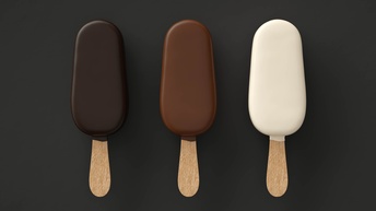 Dreimal Eis am Stiel mit dunkler Schokolade, Milchschokolade und weißer Schokolade