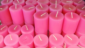 Gestapelte rosa Kerzen