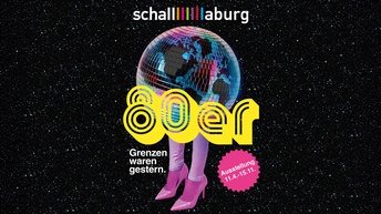 Plakat zur Ausstellung „80er“ auf der Schallaburg: Disco-Kugel als Kopf über pinken Stiefeln vor Sternenhimmel, WKNÖ Logo, Text „Grenzen waren gestern“, Termin 11.04.–15.11.2026, Schallaburg.