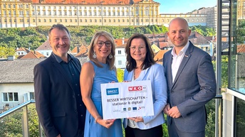 3 Personen halten ein Schild mit 