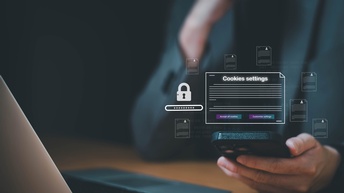 Hand mit Laptop, während Sie die Internet-Cookie-Richtlinie akzeptieren oder ablehnen. Kundendatenschutzkonzept, das es dem Webbrowser ermöglicht, Benutzerdaten zu sammeln, um sie weiterzuverkaufen oder für Marketingzwecke zu verwenden.