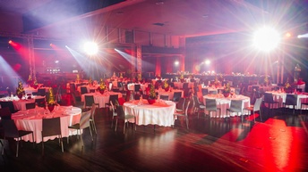 Ein Veranstaltungssaal mit eingedeckten Tischen