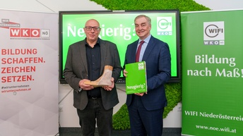 WKNÖ-Vizepräsident und WIFI NÖ-Institutsvorstandsvorsitzender Christian Moser (r.) präsentierte das neue Kursbuch des WIFI NÖ und stellte gemeinsam mit dem Bundes- und Landesinnungsmeister der Orthopädieschuhmacher und Schuhmacher und dem Lehrgangsleiter Wolfgang Wedl (l.) die neue Orthopädieschuhmacher-Werkstätte im WIFI NÖ vor.