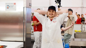 Ferdinand Sorger während des Wettbewerbs im Handwerk Fleischer bei den EuroSkills 2023 in Danzig
