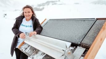 Sara Kapeller mit ihrem Schneeräumungssystem
