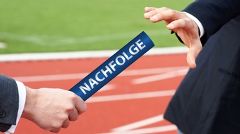 Staffel mit dem Aufdruck Nachfolge wird von einem Läufer an den nächsten übergeben.