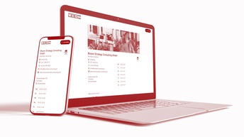 Aufgeklapptes Notebook mit an Monitor lehnendem Smartphone, auf Displays Ansichten der Website WKO Firmen A-Z: WKO Logo in weißer Schrift auf rotem Hintergrund, Bild eines Büroraumes in Bewegungsunschärfe und Unternehmensinfos