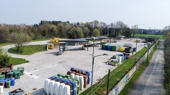 Ausblick auf ein Müllverteilungszentrum mit verschiedenen Abfalltonnen und Trennungsplätzen