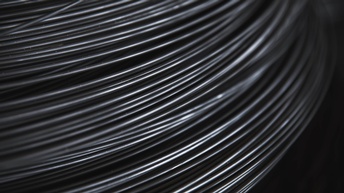 Nahaufnahme von gerolltem, dunklem Draht