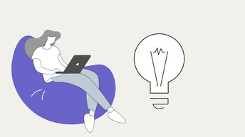 Sitzende Frau mit Tablet, über ihr eine Glühbirne, Cartoon-Illustration
