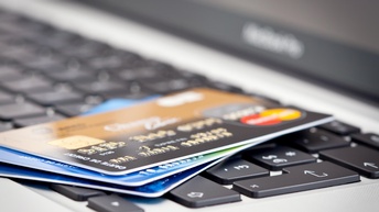 Kreditkarten auf einer Tastatur