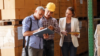 Drei Personen im Zolllager