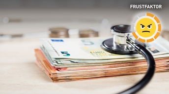 Symbolbild Stethoskop mit Euro Banknoten 