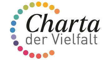 Charta der Vielfalt Logo: Schriftzug Charta der Vielfalt eingerahmt durch ungeschlossenen Kreis bestehend aus einzelnen bunten Punkten