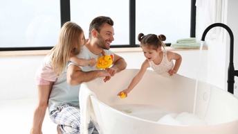 Vater badet seine Kinder