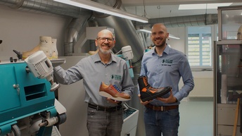 Zwei Männer in der Werkstatt